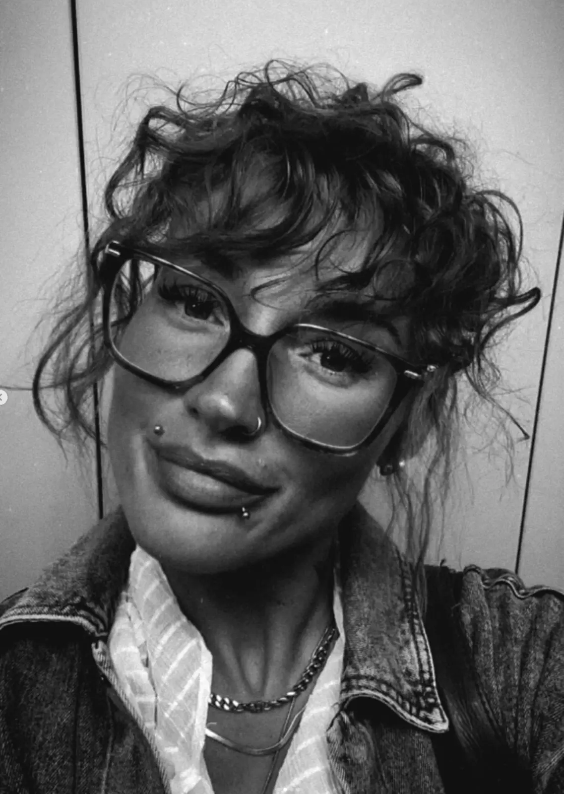 Mit Brille und Jeansjacke